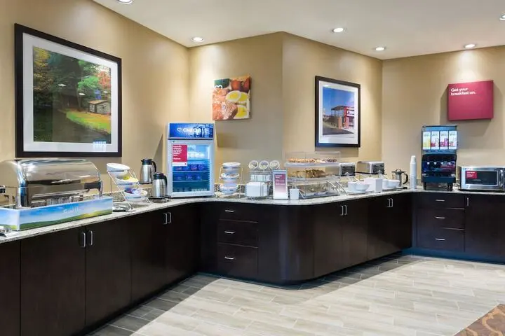 Comfort Suites breakfast bar area
