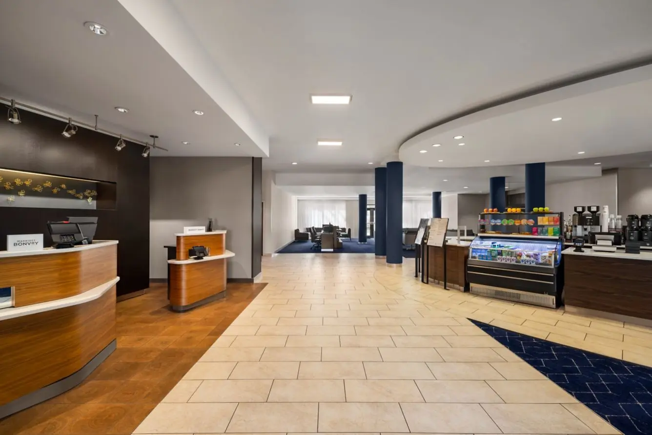 Courtyard by Marriott lobby and market in Wilkes-Barre, PA
